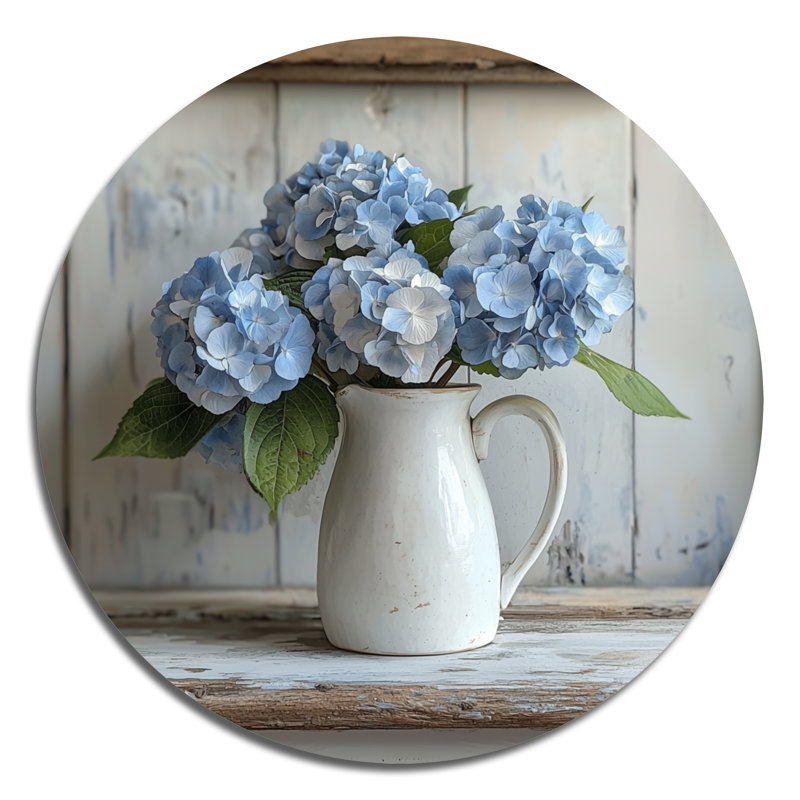 Minimalisme hortensias dans un pot à lait I - art mural traditionnel en métal bleu, H 23 po x l 23 po