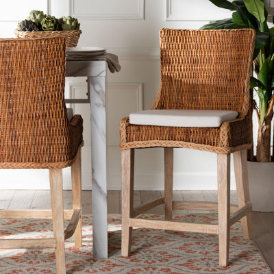 Tabouret de comptoir Bali & Pari Derris en rotin naturel avec coussin