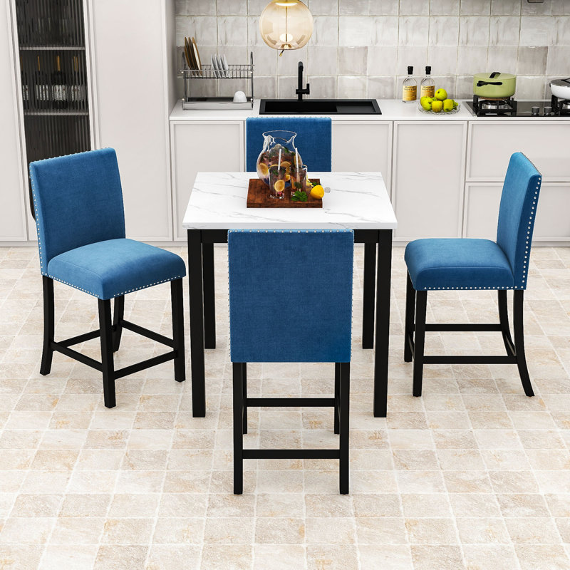 Ensemble de table de salle à manger 5 pièces, table à hauteur de comptoir avec plateau en faux marbre et chaises rembourrées en velours