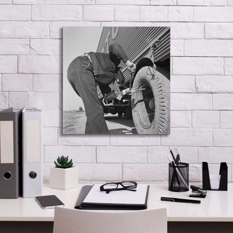 Art mural en toile Epic Graffiti «Changer le pneu» par Decent Exposures, 18 po x 18 po, H 18 po x l 18 po