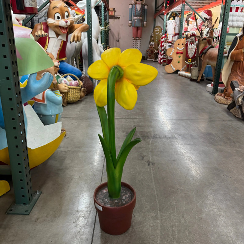 Statue de petit narcis en pot jaune
