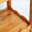 Table d'appoint roulante en bois d'hévéa massif, à 2 niveaux avec roues verrouillables et plateau amovible, robuste et durable pour de multiples utilisations