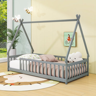 Lit simple en bois en forme de tente avec garde-corps