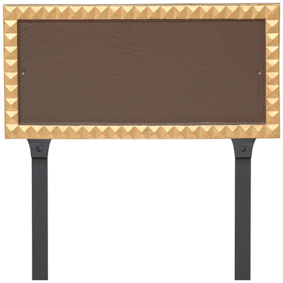 Plaque d'adresse sur une ligne rectangulaire avec piquets de pelouse Cairo