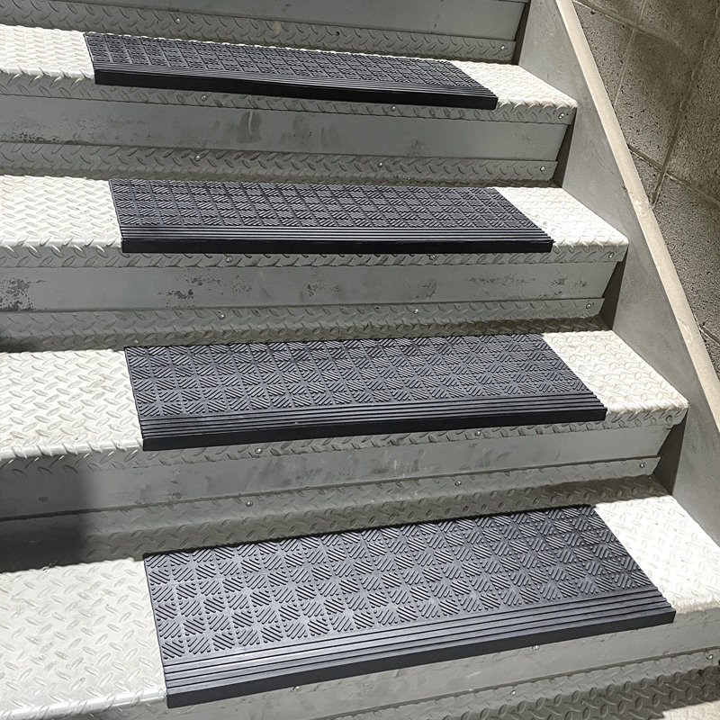 Tapis d'escalier noir Alassane