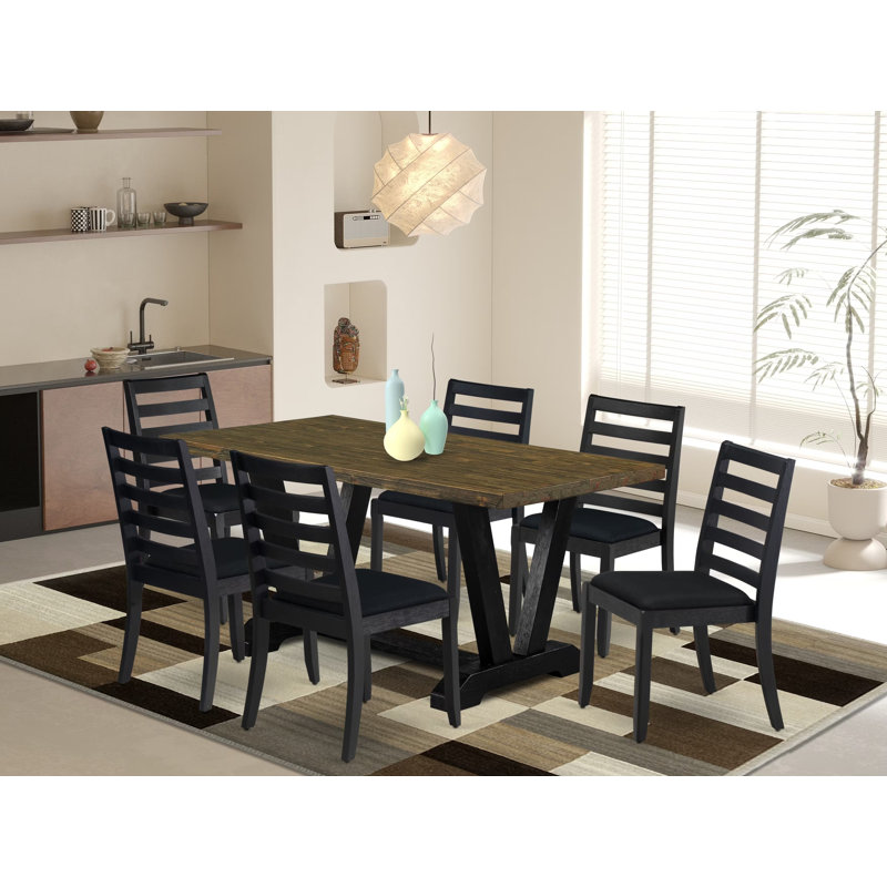 Cet ensemble de salle à manger 7 pièces comprend une table avec plateau de style jacobéen vieilli et 6 chaises empilables recouvertes de tissu de polyester noir brossé.