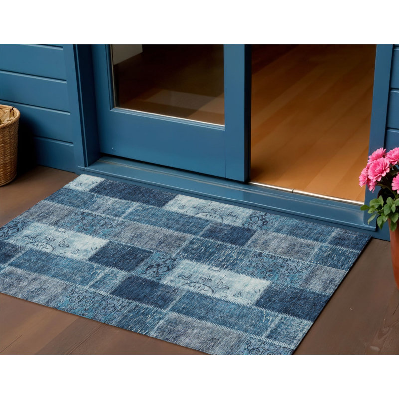 Tapis intérieur / extérieur lavable en patchwork bleu marine et bleu ciel HomeRoots 3 pi x 5 pi