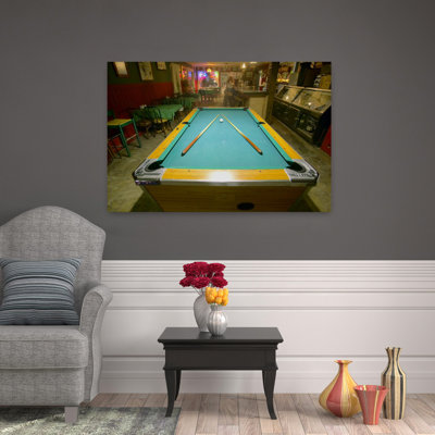 Table de billard éclairée par des lumières électriques dans un restaurant et un bar à Shoshone, près du parc national de la Vallée de la Mort, art mural contemporain