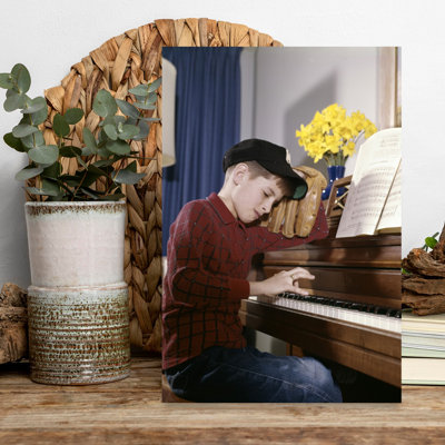 1960S, garçon ennuyé à la recherche d'une casquette de baseball et d'un gant qui pratique la leçon de piano, mitaine impassible, priorité, architecture contemporaine, ...