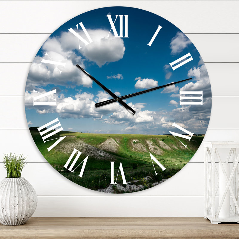 Ciel bleu avec des nuages blancs sur MountaIn Horizon - Horloge murale traditionnelle, Petit