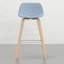 2 tabourets de bar - Siège et dossier incurvés, tissu bleu denim, pieds, repose-pieds pour plus de stabilité et de confort.