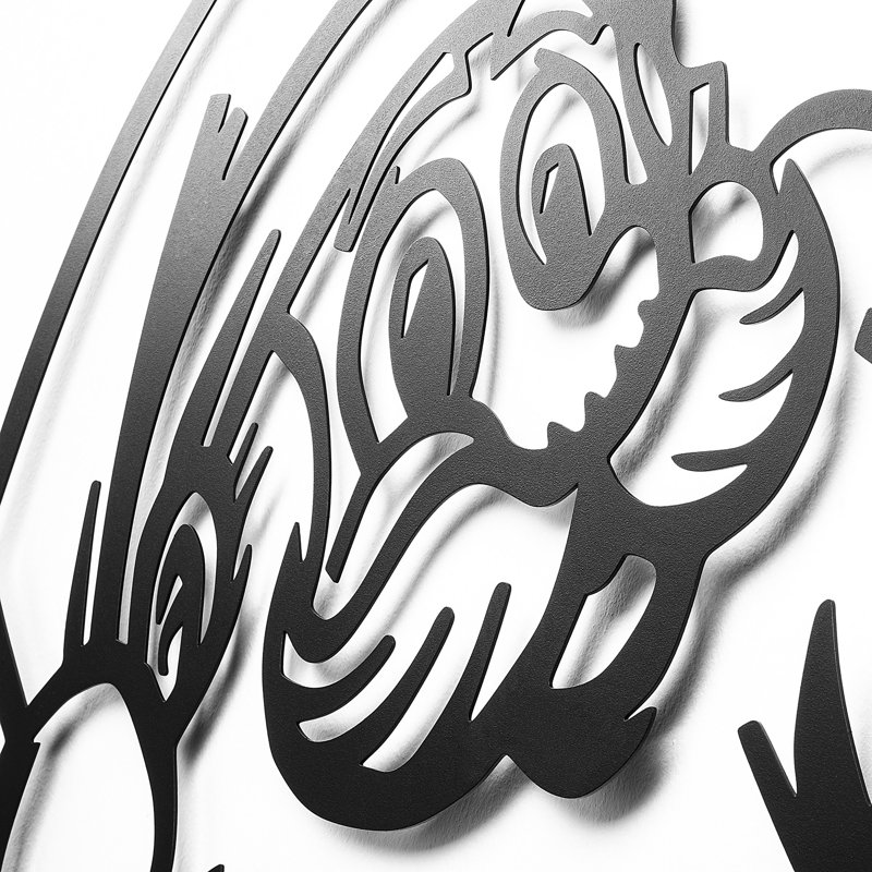 Élégant accessoire mural décoratif en métal, finition noire, 24,0 po x 23,2 po | Fabrication 100% métal, épaisseur: 0,05 pouce | À piles (3 AA) | Conception murale facile à installer, parfaite pour la décoration intérieure et les espaces de vie