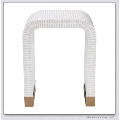 Table de bout en nacre de Capiz côtière beige et blanche avec silhouette en cascade, parfaite pour les espaces de vie élégants et fonctionnels.