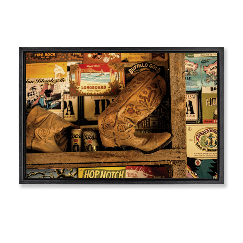 Bottes de l'Ouest sur toile flottante sur tablette par JG Studios, H 21 po x l 31 po, Cadre flottant noir de jais