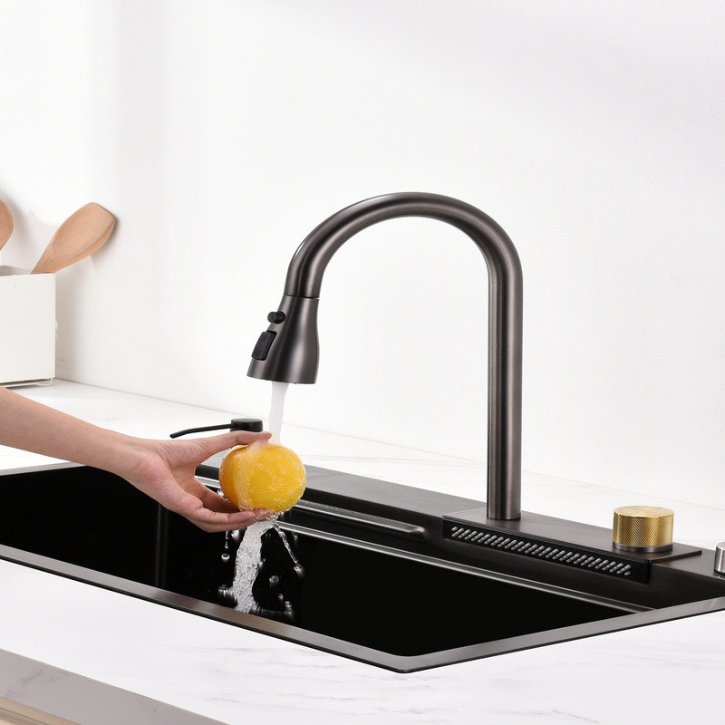 Évier de cuisine à cascade 30 po x 18 po noir, évier à simple cuve de travail en acier inoxydable avec robinet de pluie, planche à découper, multi modes d'eau, cuve inclinée pour un drainage rapide