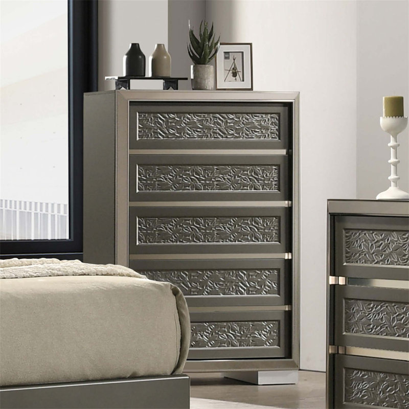 Commode à 5 tiroirs de style contemporain avec dessus doublé de feutre, pieds de support et motif de feuilles pour un rangement élégant