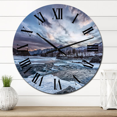 Vieille rivière de montagne parmi la neige au lever du soleil - horloge murale Lake House