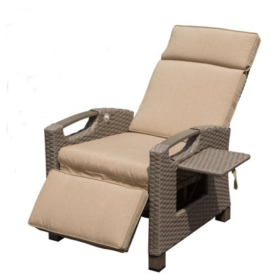 Fauteuil inclinable d'extérieur en osier tissé à la main avec table d'appoint rabattable, méridienne ajustable, coussins beiges épais pour le jardin et la cour
