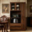 Armoire de rangement autoportante pour porte en verre avec tablettes coulissantes multicouches, tablettes latérales à quatre couches et tiroirs doubles.