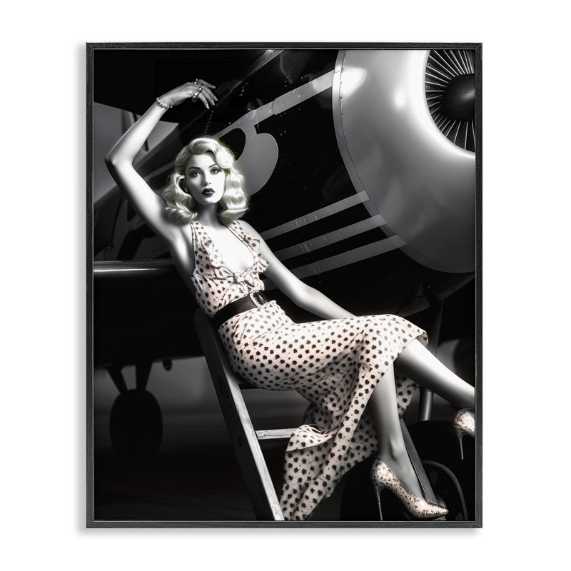 Femme rétro, estampe numérique par Ziwei Li, Giclée encadrée noir minuit, H 14 po x l 11 po