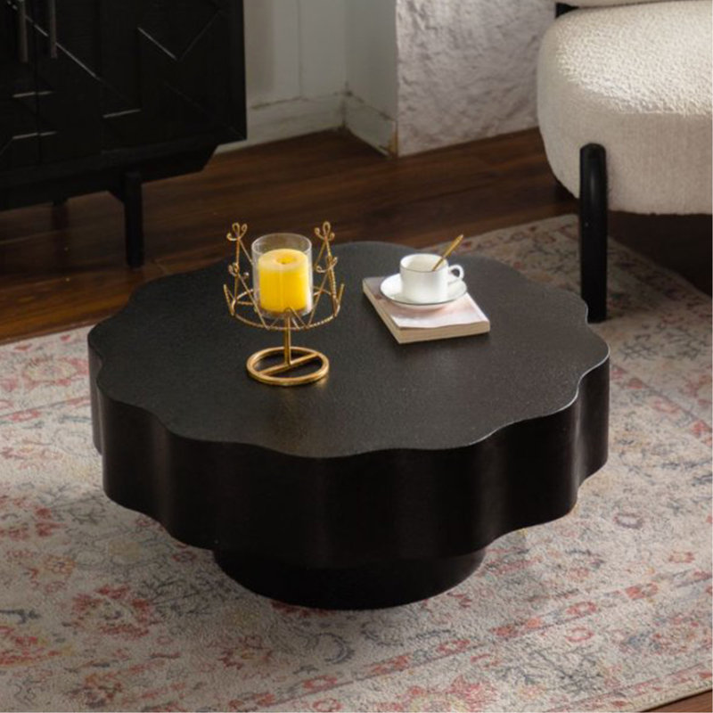Table basse festonnée: forme unique à bord ondulé, pièce centrale élégante pour les espaces élégants., Black