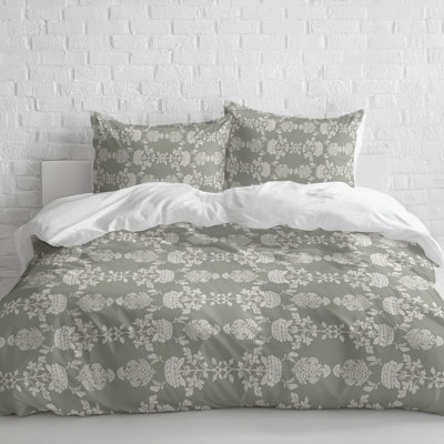 Pia Lightweight Comforter Set