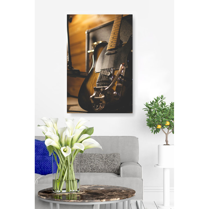 Guitare dans une lumière rougeoyante, télécaster Fender s'appuyant sur un ampli, dramatique, H 24 po x l 36 po x P 1,5 po