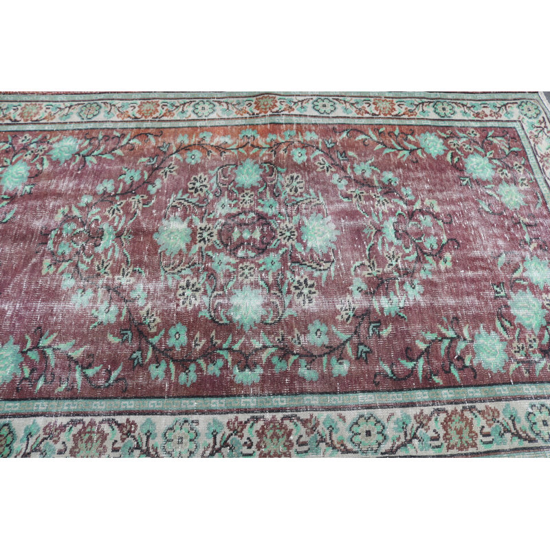 Élégant tapis de style turc avec motif floral bourgogne et vert menthe parfait pour n'importe quelle pièce