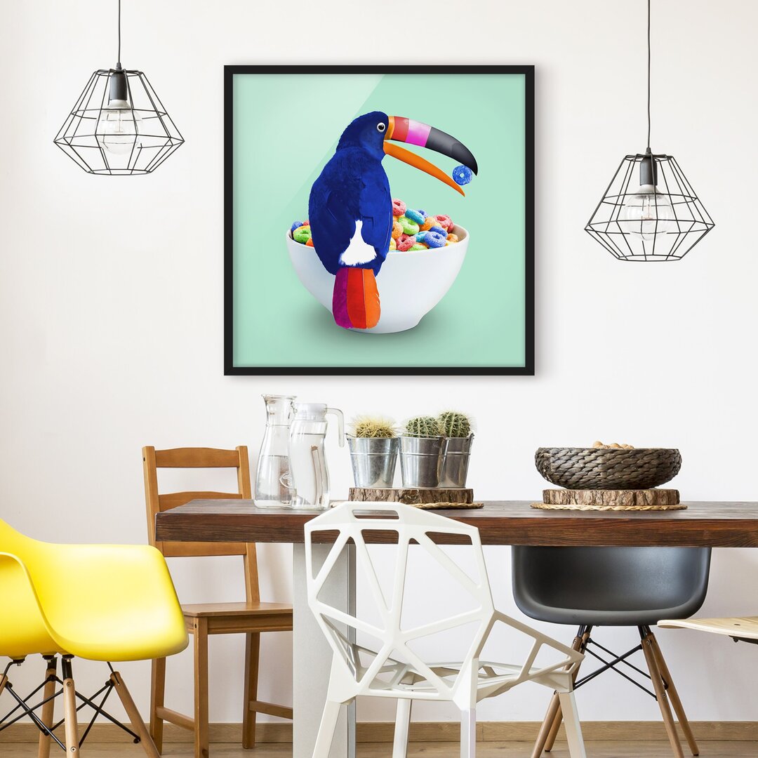 Gerahmter Grafikdruck Frühstück mit Toucan von Jonas Loose