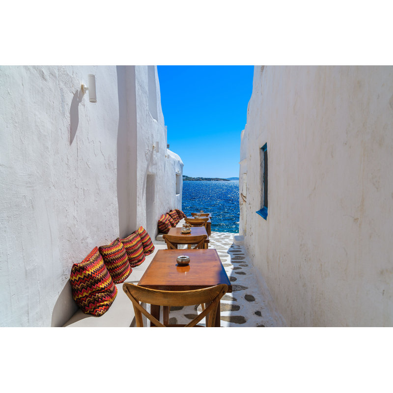 Bancs avec coussins dans un bar grec typique à Mykonos - Photographie sur toile tendue, H 12 po x l 18 po