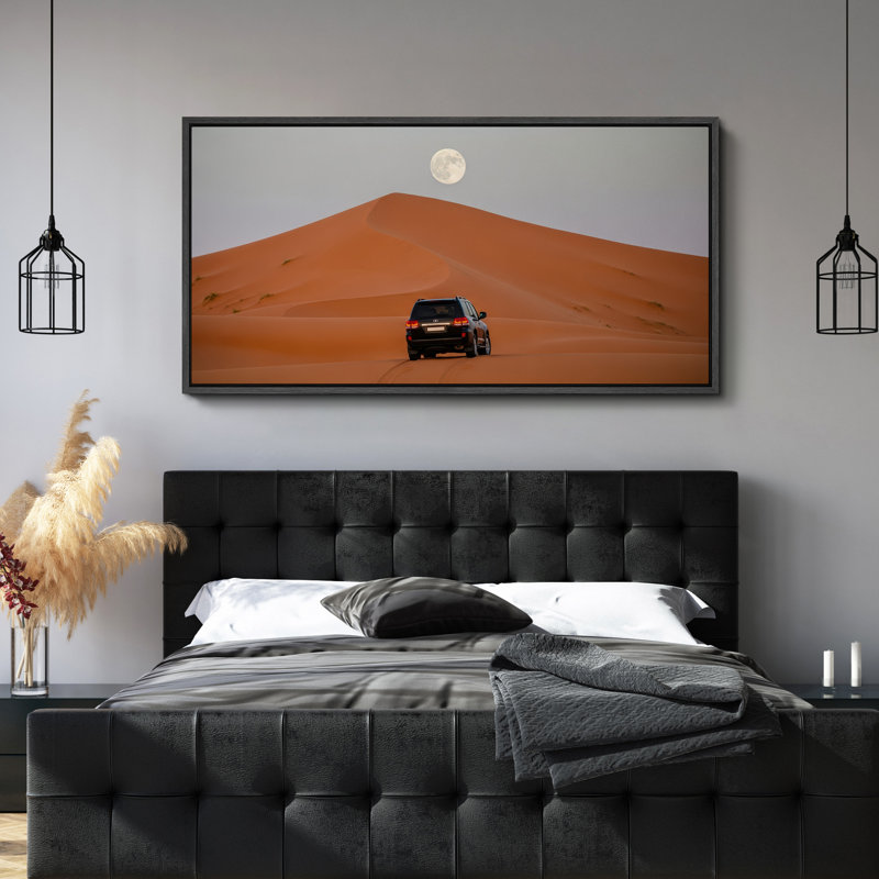 «Off-Road SUV in Desert Under Full Moon», art mural sur toile - Photographie de paysage d'aventure pour espaces modernes ou rustiques