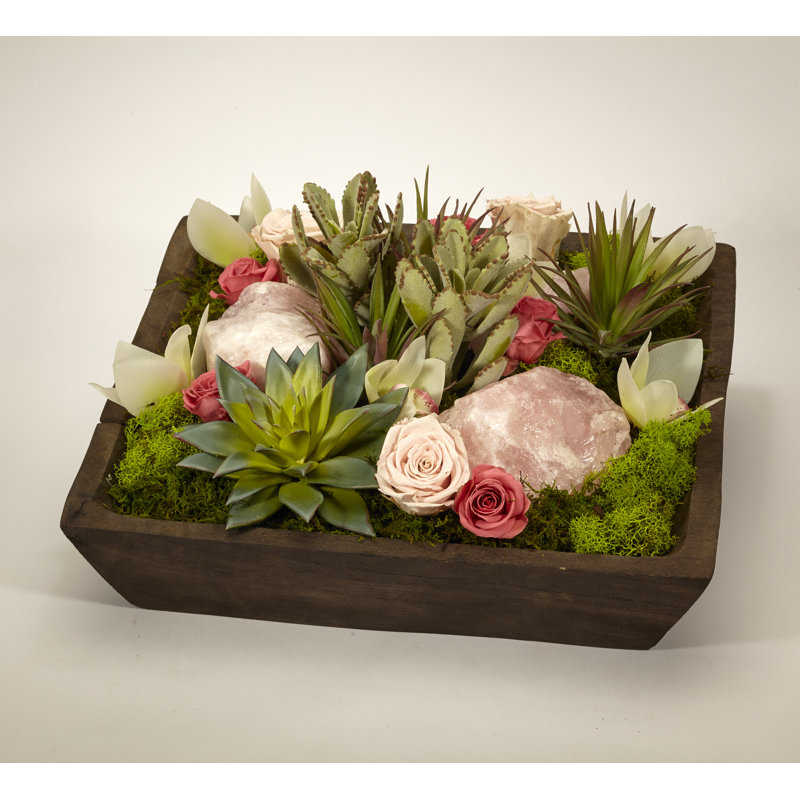 Arrangement de roses préservées et de quartz rose dans un pot décoratif