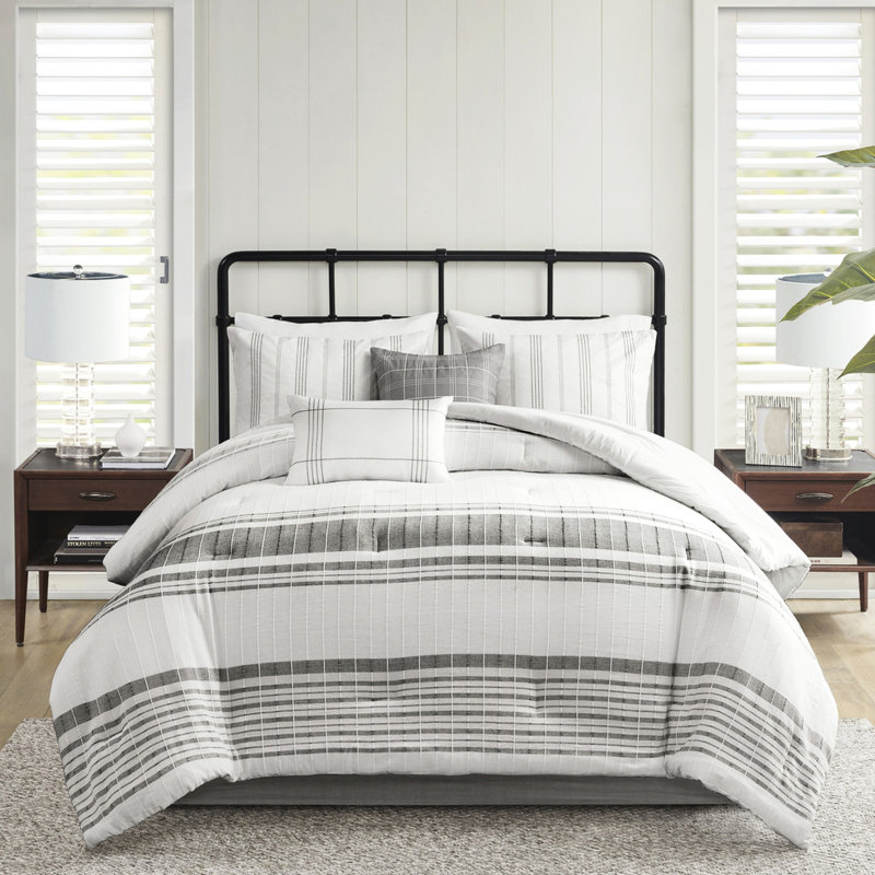6 literie en coton double. Blanc avec accents gris. Édredon surdimensionné. Rembourrage. Jupe de lit et coussins décoratifs. Facile à entretenir, 6 pièces, blanc / gris. Rayures tissées et texturées. . Édredon, jupe, taies décoratives