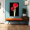 Gros plan sur deux fleurs rouge foncé avec des tiges blanches sur fond noir, coquelicot contemporain, art floral