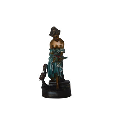 Statue en bronze Althoff Lady tenant un oiseau - Taille: L 10 po x l 9 po x H 20 po.