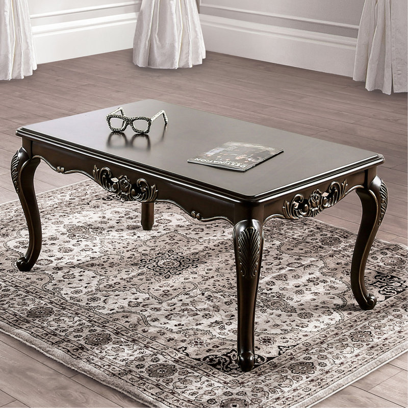 Table basse de style traditionnel avec pieds incurvés, design sculpté, structure en bois massif, finition Java