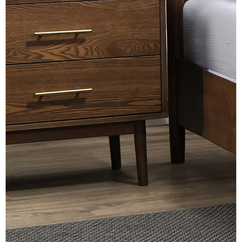 Armoire de chevet en bois de noyer massif avec 2 tiroirs, poignées en nickel, pieds fuselés ronds et table de chevet d'apparence moderne Mid-Century
