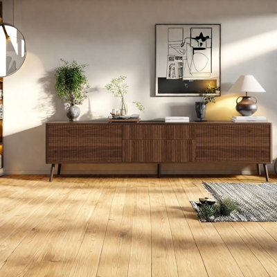 Meuble télé cannelé de style Mid-Century moderne avec pieds en bois massif jusqu'à 75 po, console en noyer avec deux tiroirs de rangement et armoires