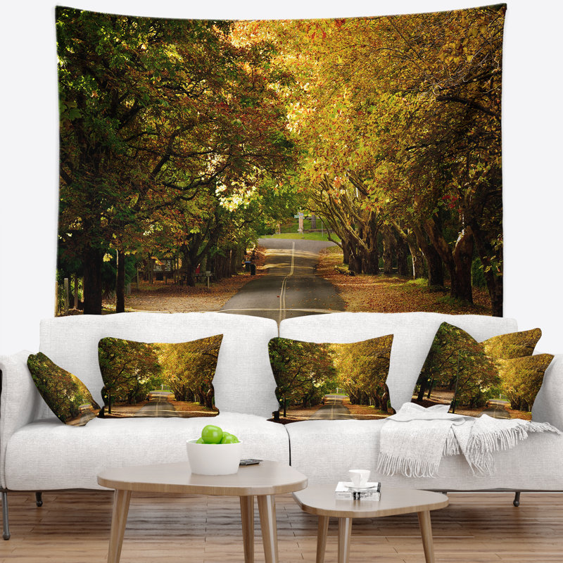 Tapisserie de polyester routier à travers de magnifiques arbres verts avec accessoires suspendus inclus, H 68 po x l 80 po