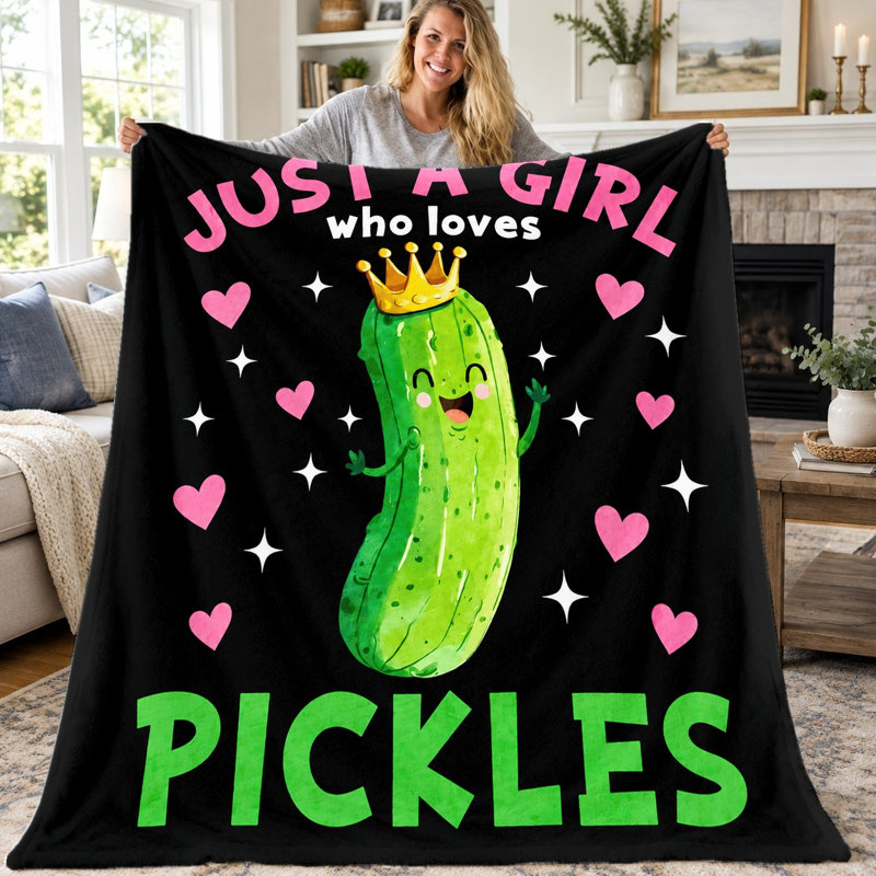 1pc Cute Pickle Blanket, Funny "Just A Girl Who Loves Pickles" Graphic Flannel Throw, Adorable Cartoon Pickle with Crown Design Cozy Blanket for Kids Girls Women, Lightweight Sofa Couch Bed Decor, Gift