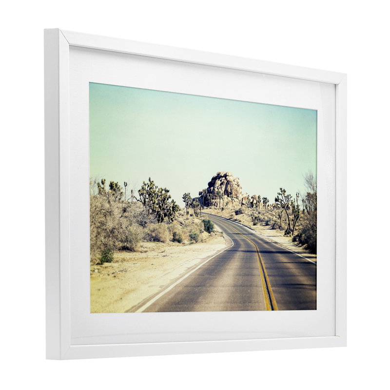 Road trip Joshua Tree Park, reproduction encadrée sous verre, conception de Joseph S Giacalone, H 17 po x l 23 po, Blanc