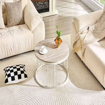 Table basse ronde en panneau de fibres à densité moyenne avec texture effet pierre, structure en métal robuste et assemblage facile pour les salons Wabi-Sabi modernes