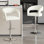 Ensemble de 2 tabourets de bar réglables George avec accoudoirs à dossier George, tabourets de comptoir pivotants en cuir de polyuréthane moderne avec repose-pieds, chaises d'îlot de cuisine pour la salle à manger, bar maison, café, blanc