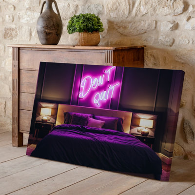 Toile une scène de chambre à coucher confortable avec un lit surdimensionné moelleux avec art mural, literie mauve foncé accentuée par des coussins invitants doux, art sur toile