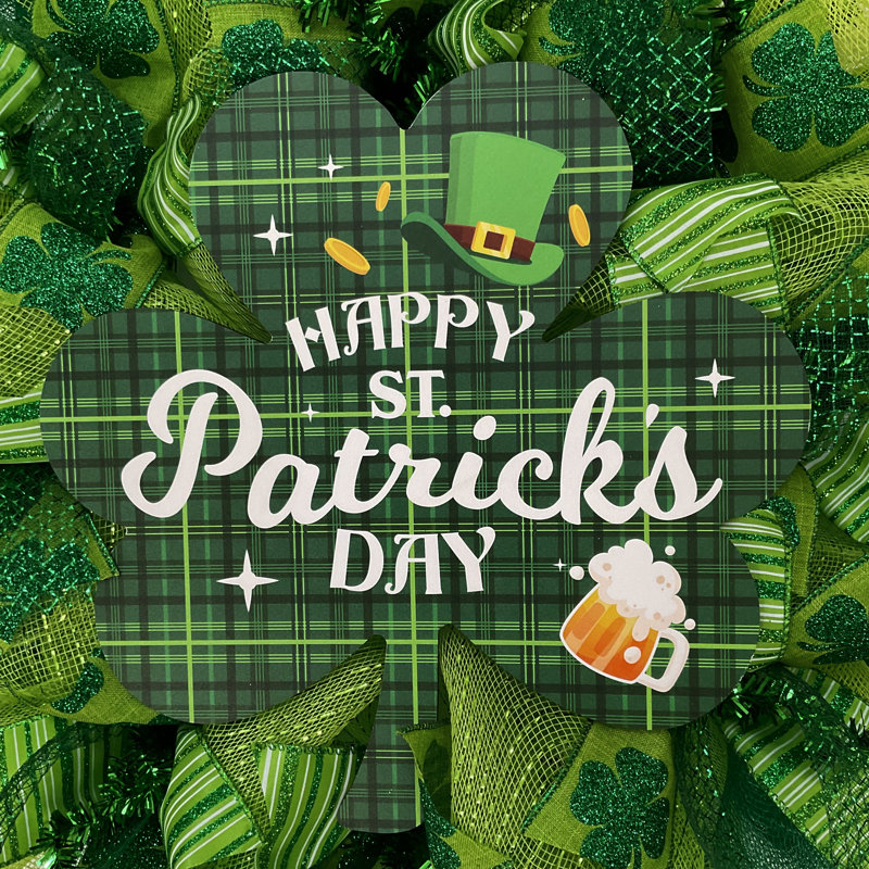 Joyeuse fête de la Saint-Patrick avec trèfle à carreaux avec chapeau de lutin et chope à bière