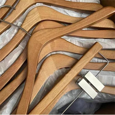 Cintre en bois massif de qualité supérieure