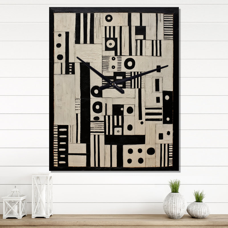 Horloge murale moderne en noir et blanc Urban Wisdom, H 28 po x l 12 po x P 1 po