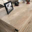 Table basse à plateau relevable brun, tablettes ouvertes, compartiment caché, fini tout autour, placement polyvalent