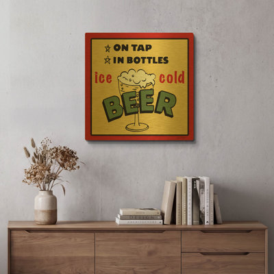 «Cold Beer 2» par Jean Plout, art mural en métal doré, 24 po x 24 po