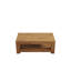 Une table basse moderne et pratique en bois naturel. La table basse à double couche